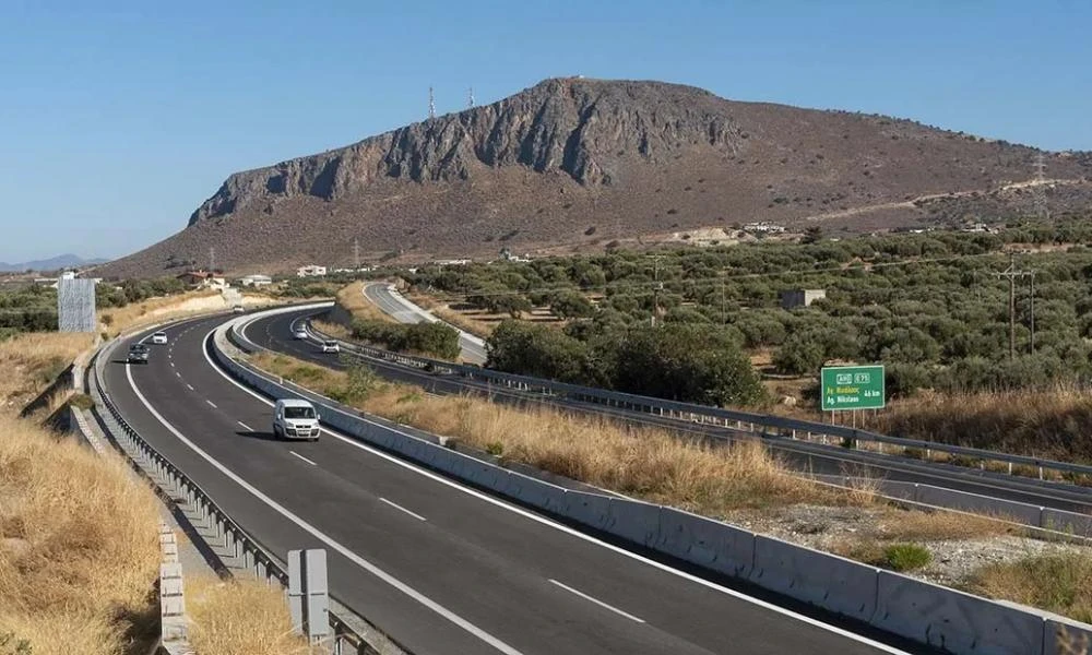 ΒΟΑΚ: Απίστευτος οδηγός πήγαινε με… ανοιχτό το πορτ-μπαγκάζ (βίντεο)